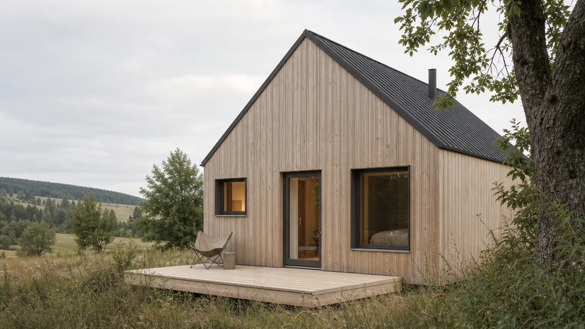 Tiny-Haus-Messe mit heller Holzfassade und Terrasse im Abendlicht