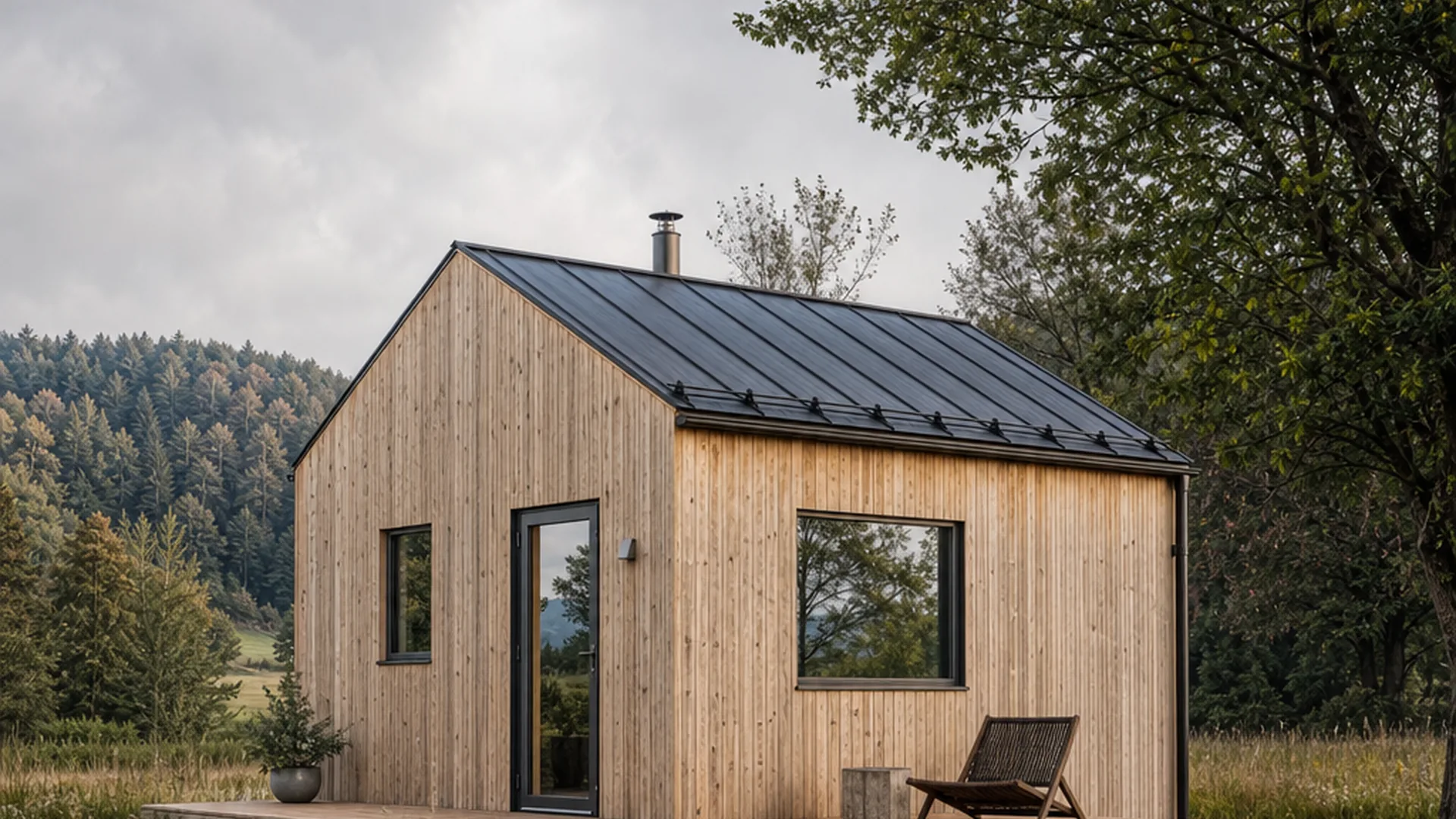 Tchibo Tiny House mit heller Holzfassade und Terrasse im Abendlicht