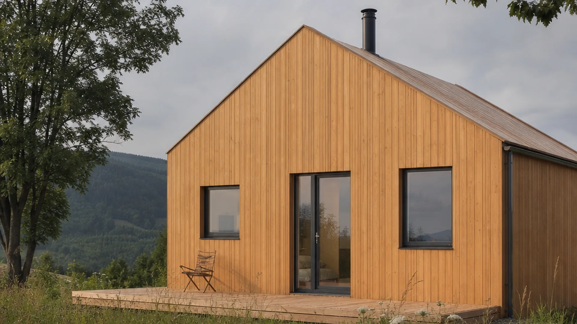 Tiny Green Home mit heller Holzfassade und Terrasse im Abendlicht