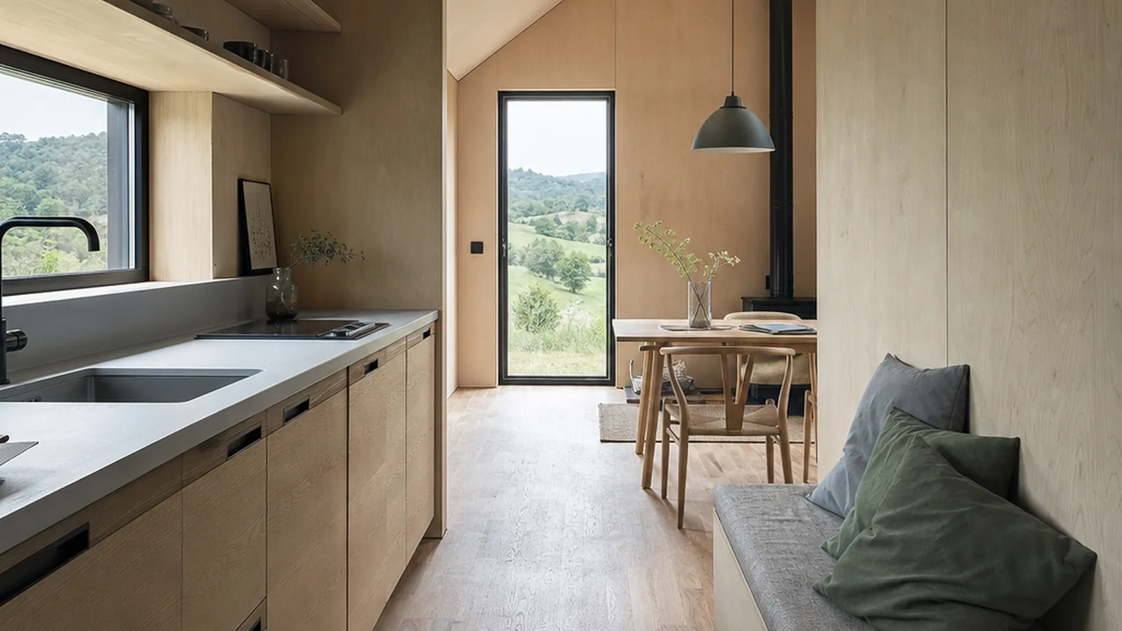 Wohlwagen Tiny House mit heller Küche und Holzdetails im kompakten Innenraum