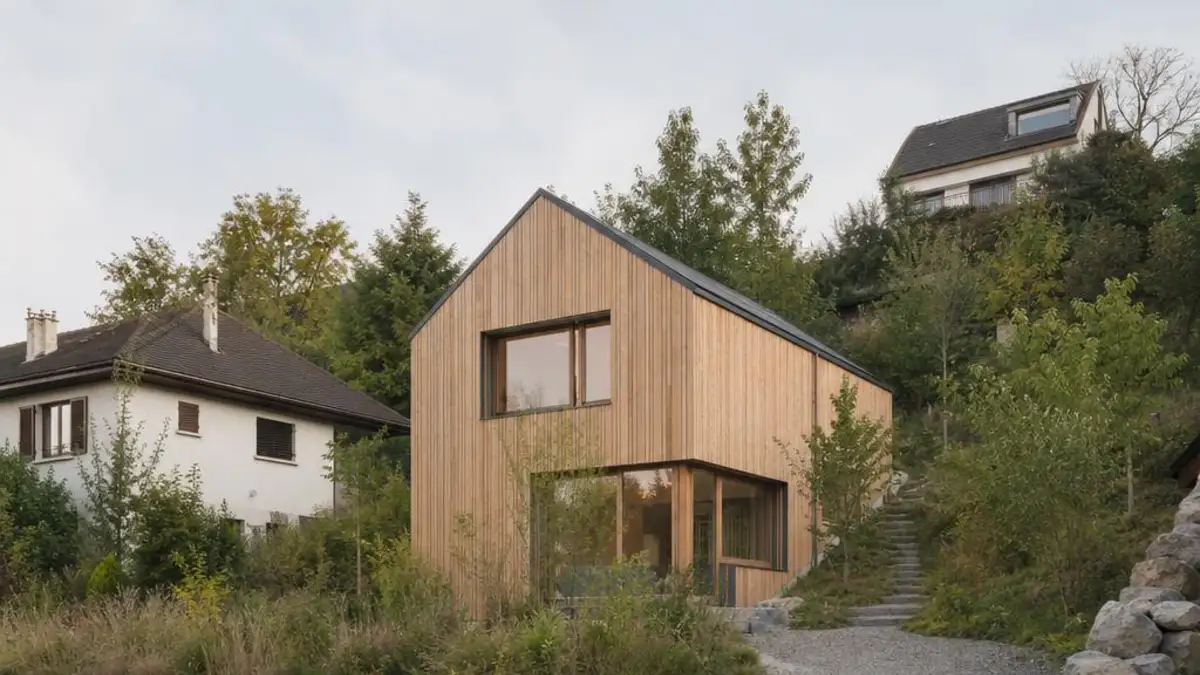 Tiny House Schweiz zwischen Nachbarbebauung und begruentem Grundstueck