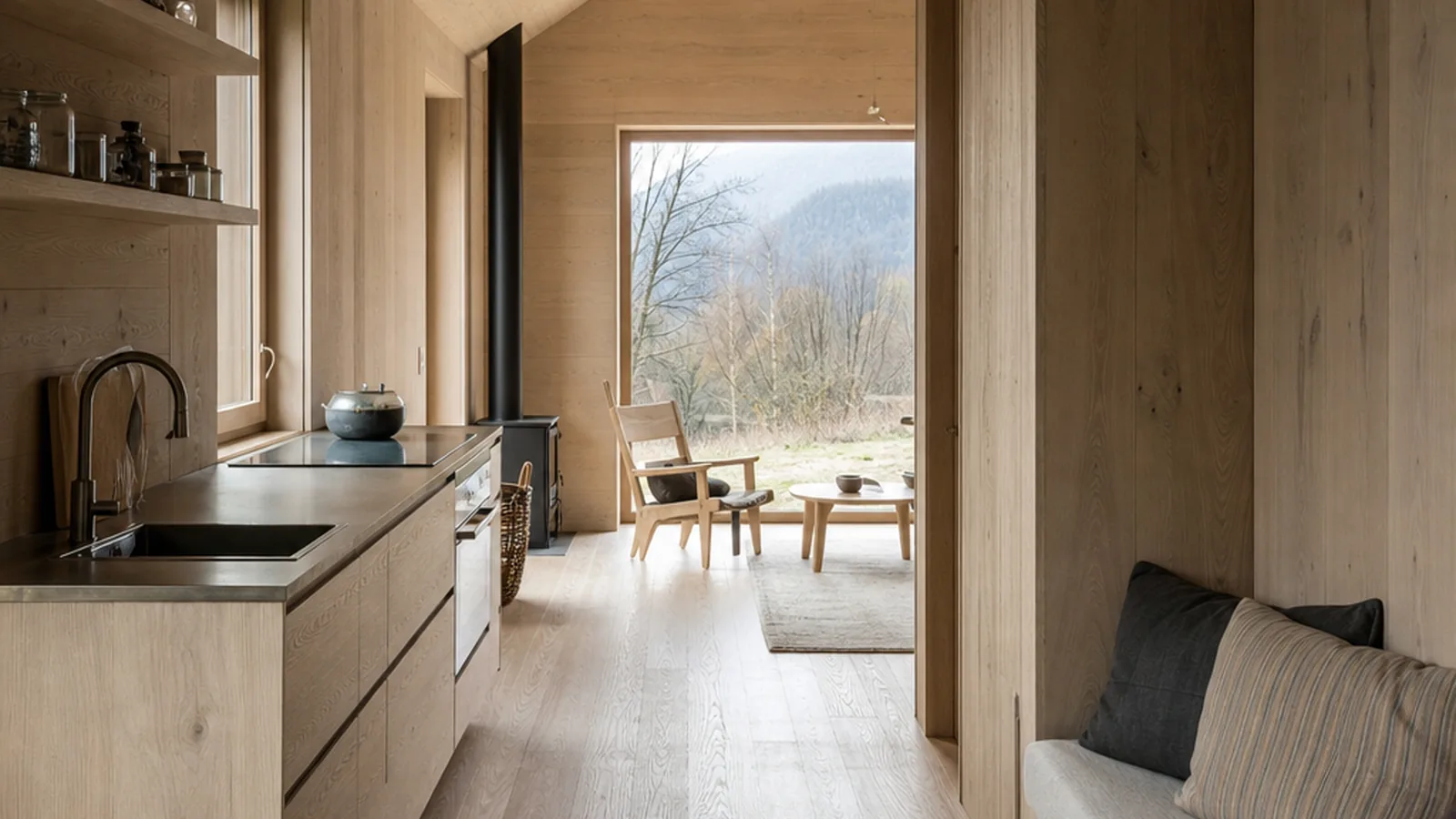 Tiny House unter 60.000 Euro mit heller Küche und Holzdetails im kompakten Innenraum